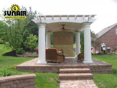 SC2500%20screen%20and%20Solharo%20awning%20on%20wood%20Pergola.JPG